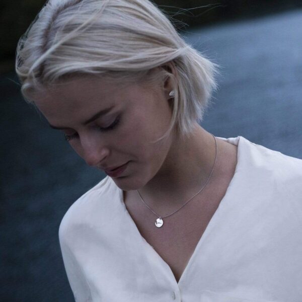 Anheng, "Hardanger fjord", 12mm. 18 kt gull. med double kjede.