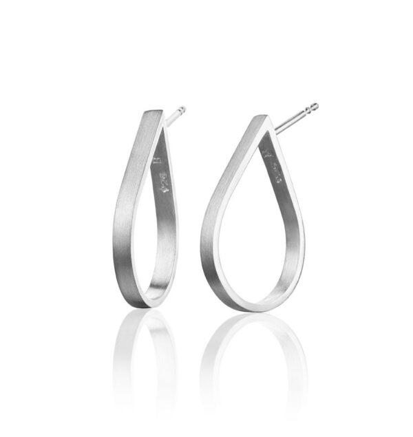 Ørepynt, sølvdråper med stift. Bakka.