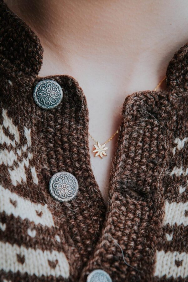 Anheng, med kjede "åttebladsmykke" Linn Sigrid Brattland