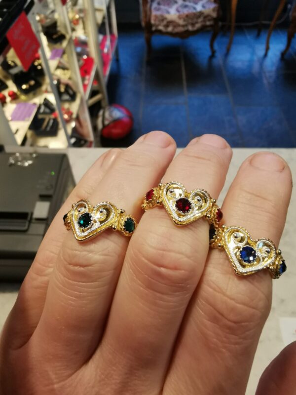 Ring,  m/filigran og farge steinar